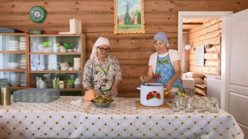 «Чтобы знали – мы ждем»: нижнекамцы готовят для СВО вишневое варенье, чай и масксети