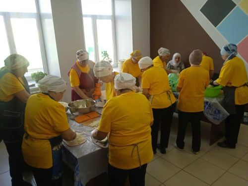В Бавлах школьники и ветераны собрали посылки для бойцов СВО