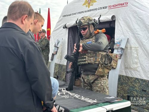 На празднике «Время быть вместе» работает пункт отбора на службу по контракту